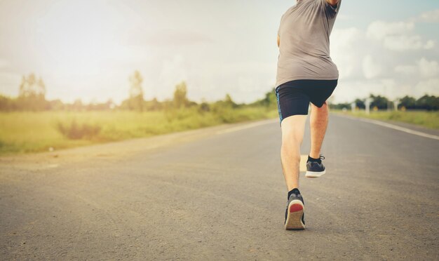 運動のために道路を走っている若い男..健康的なライフスタイル