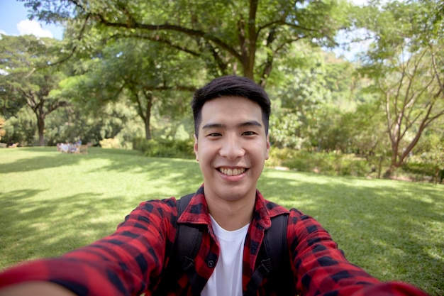 Photo a young man a selfie during a walk in nature