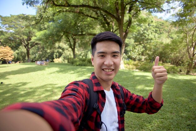 Photo a young man  a selfie during a walk in nature