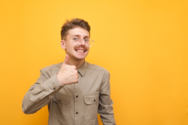 Foto giovane uomo in camicia e bicchieri isolati