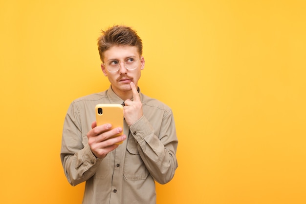 Giovane uomo in camicia e bicchieri isolati