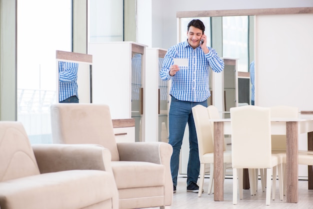 Photo young man shopping in furniture store