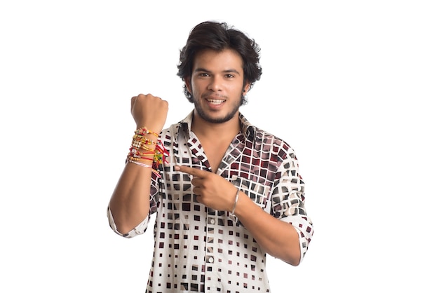 ラクシャバンダン祭の際に手にラキを見せている青年。