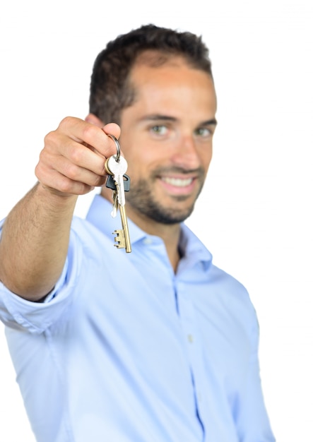 若い男は家の鍵を示しています