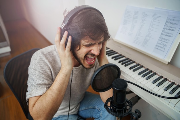 Foto giovane che canta e sente la musica concentrata