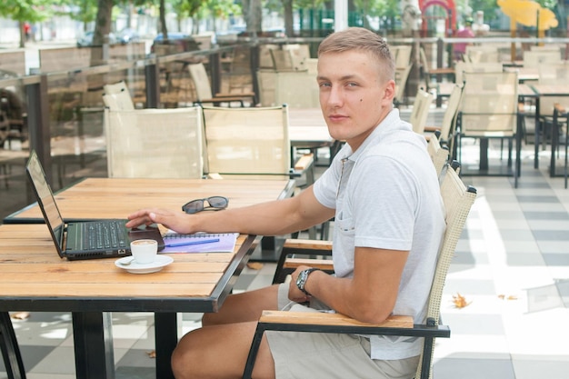 Foto giovane uomo seduto nella caffetteria