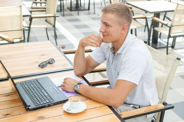 カフェに座っている若い男