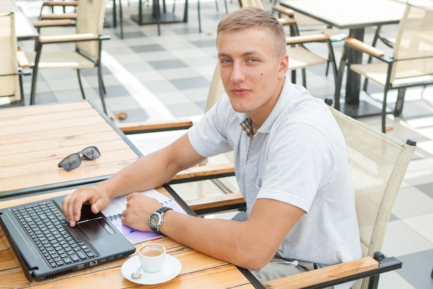 カフェに座っている若い男