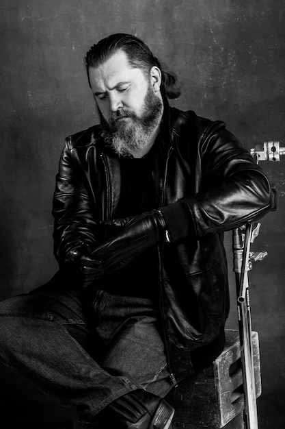 Photo young man sitting on chair