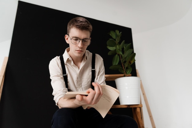 Photo young man sitting at home