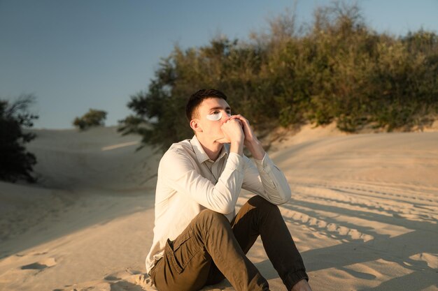 나무 에 앉아 있는 젊은 남자
