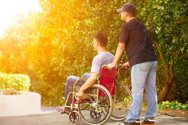 写真 弟と一緒に車椅子に座っている若い男性