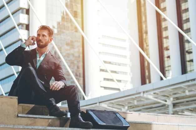 Photo young man sitting on staircase