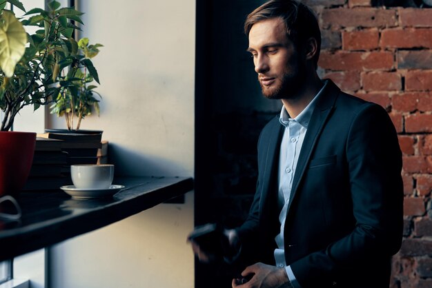 Photo young man sitting at table