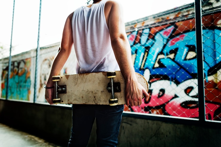 Photo young man skateboarding shoot