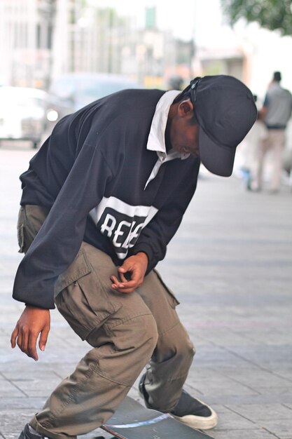 Photo young man  skating on the street in the city