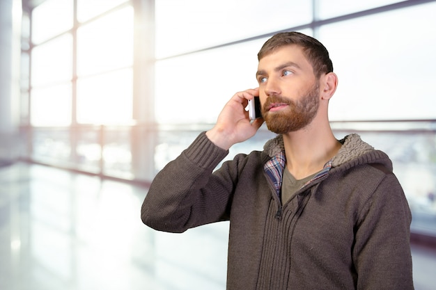 スマートフォンの若い男