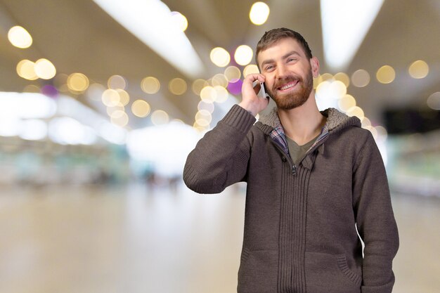 スマートフォンの若い男