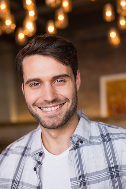 Photo young man smiling at camera