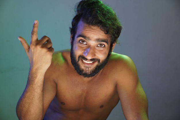 Photo young man smiling face without cloths studio shot