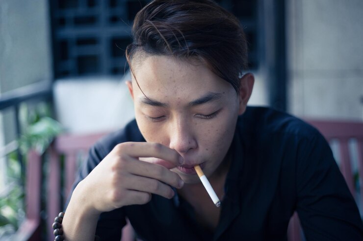 Photo 담배 를 피우는 젊은 남자