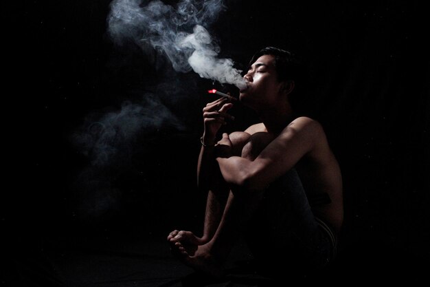 Foto giovane che fuma una sigaretta