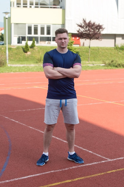 Молодой человек в спортивной одежде после упражнений на свежем воздухе
