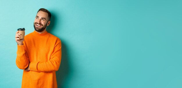 Photo young man standing against blue background