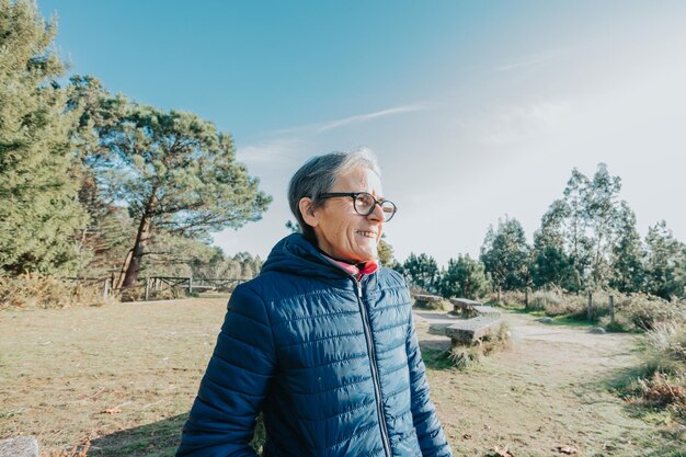 사진 산을 향해 서 있는 젊은 남자