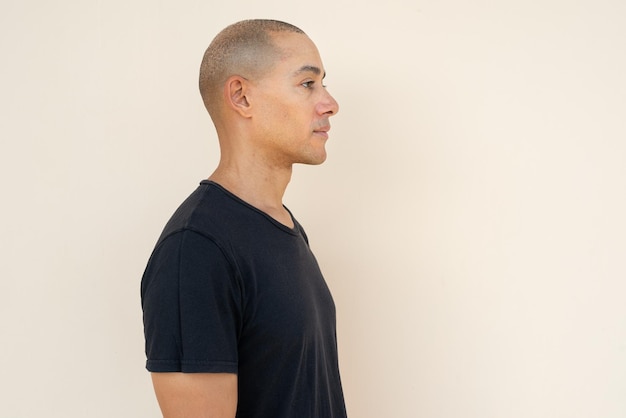 Photo young man standing against white background