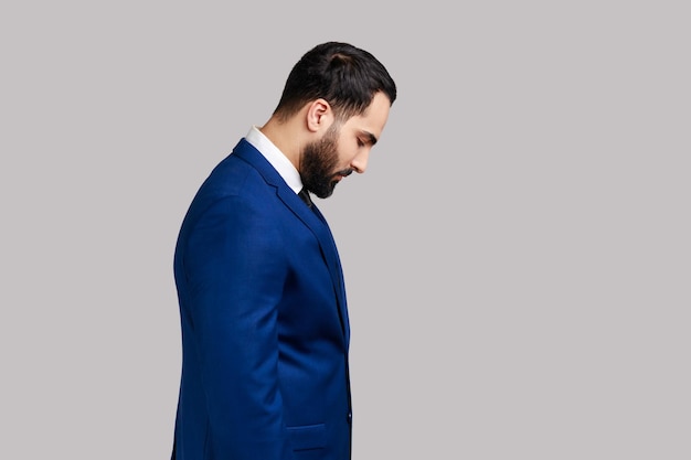 Photo young man standing against white background