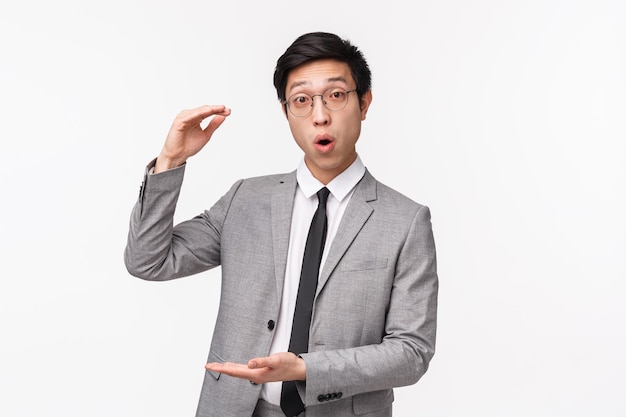 白い背景に立っている若い男