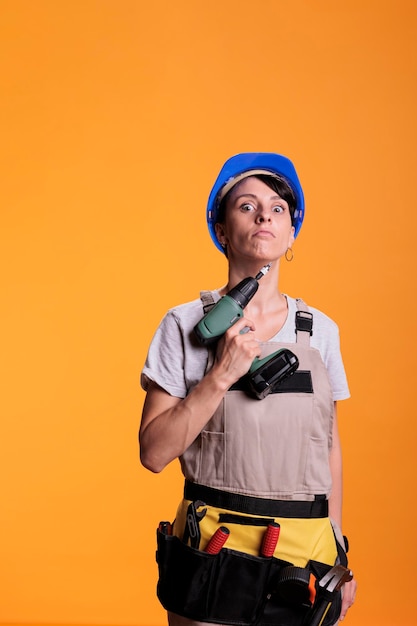 Photo young man standing against yellow background