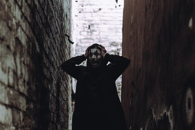 Photo young man standing amidst wall