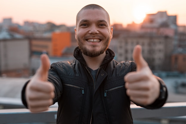 Foto giovane uomo in piedi su un balcone