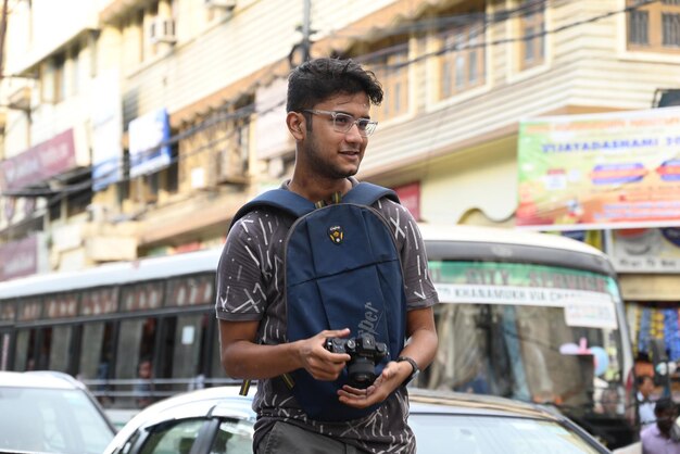 Photo young man standing in city