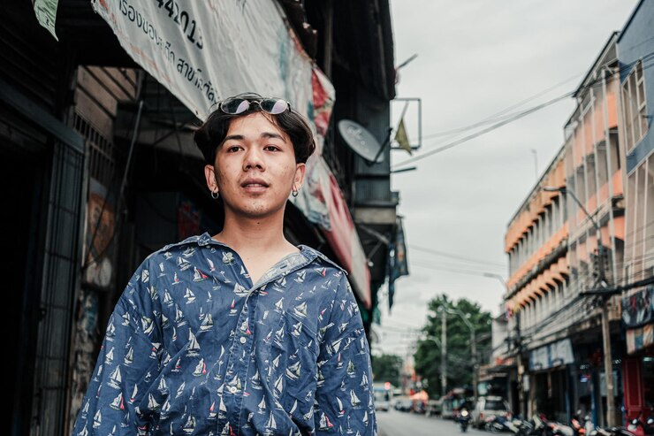 Photo 街に立っている若い男