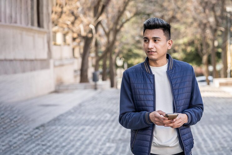 Photo young man standing on footpath