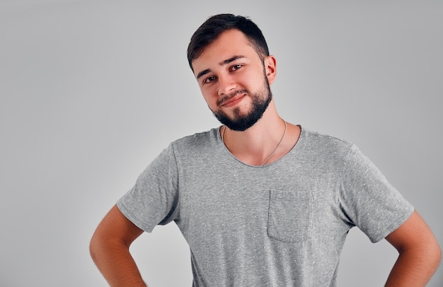 Photo young man in the studio on a gray background