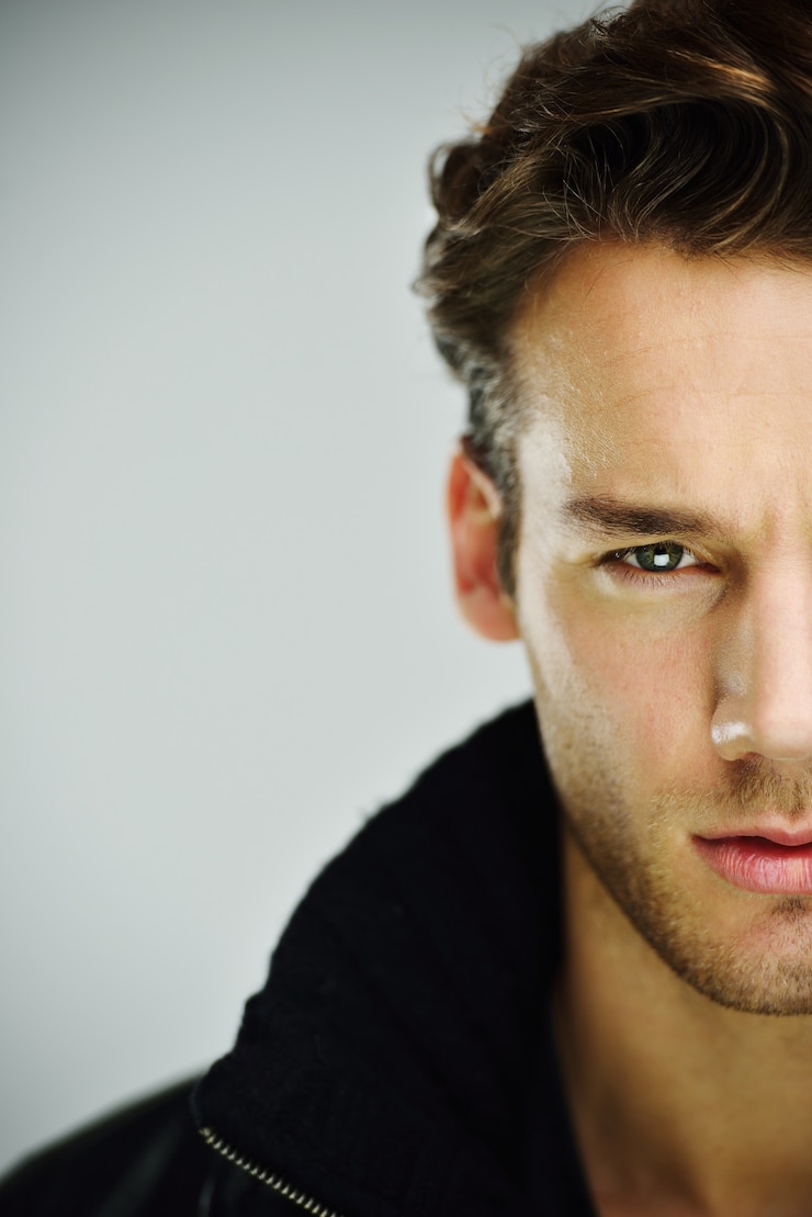 Photo young man studio shoot posing closeup