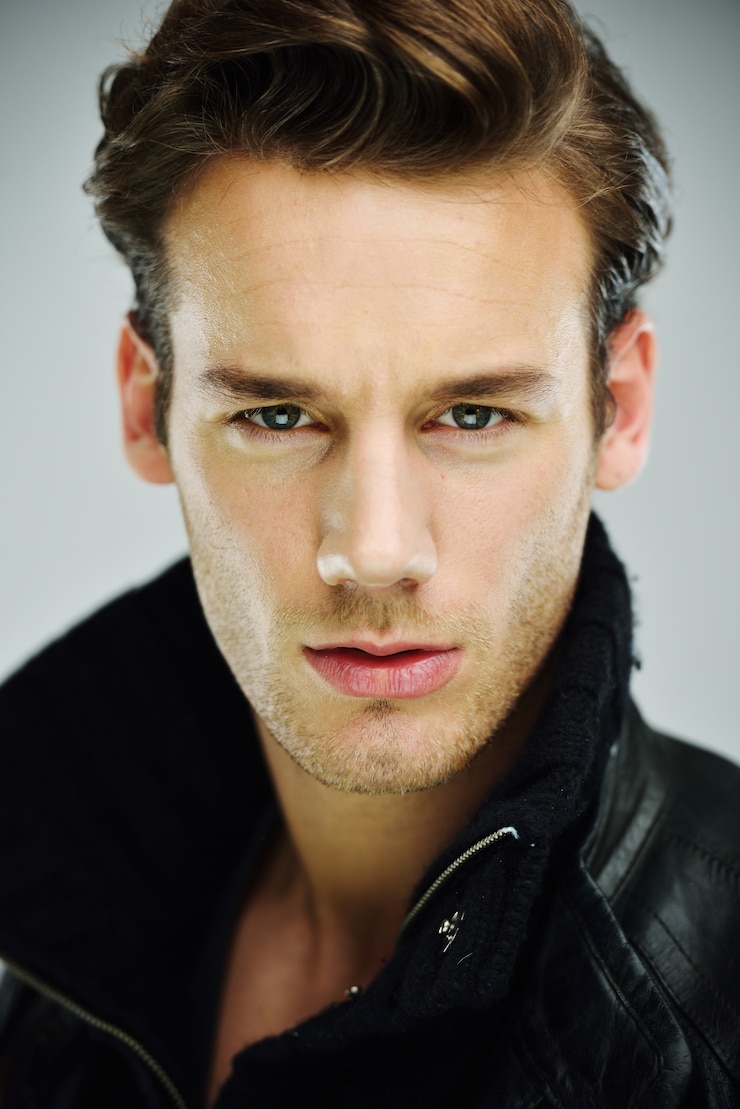 Photo young man studio shoot posing closeup