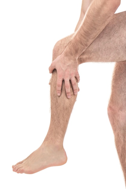 색 바탕 에 다리 통증 을 고 있는 젊은 남자