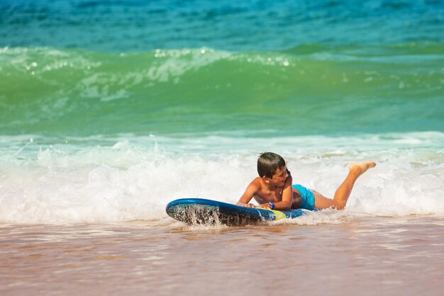 Photo young man surfing in sea