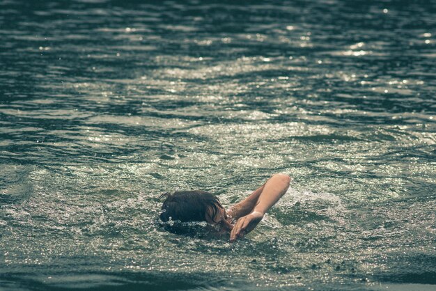 Photo young man swimming