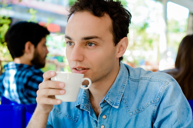 コーヒーブレークを取る若い男