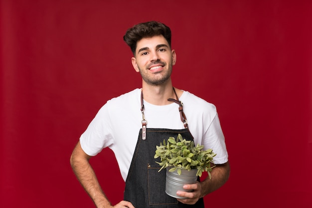 植木鉢を取る若い男