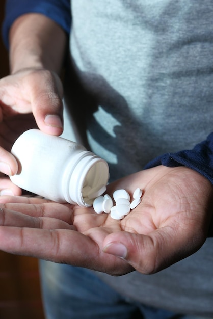 薬を飲む若い男が近づいている