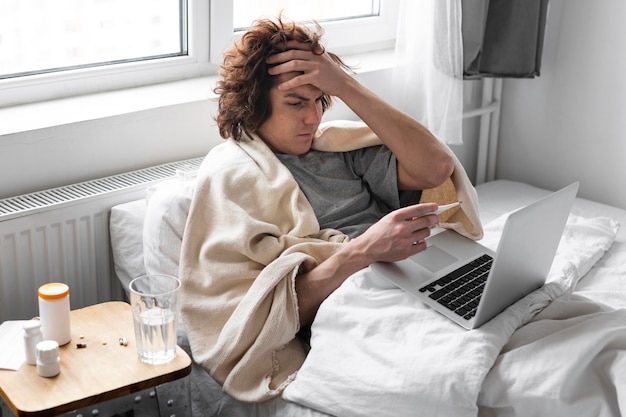 Photo young man talking to a doctor online