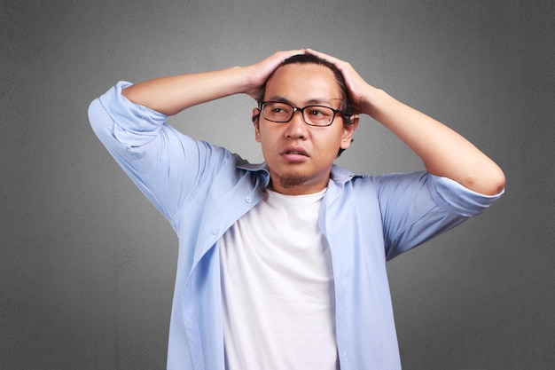 피곤 한 젊은이 의 실망 한 몸짓