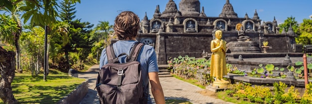 Foto giovane turista nel tempio buddista brahma vihara arama banjar bali indonesia banner formato lungo